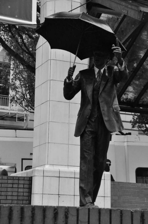 Pelo visto, chove muito em Portland, no Oregon, oeste dos Estados Unidos. Até estátua usa guarda-chuva!